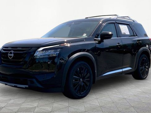 Used 2023 Nissan Pathfinder Platinum w/ Black Appearance Package AWD/4WD image 3