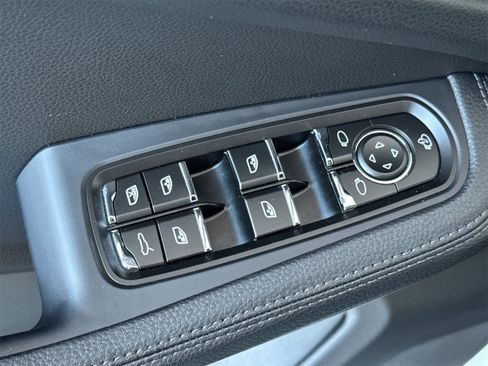 Used 2025 Porsche Macan image 13