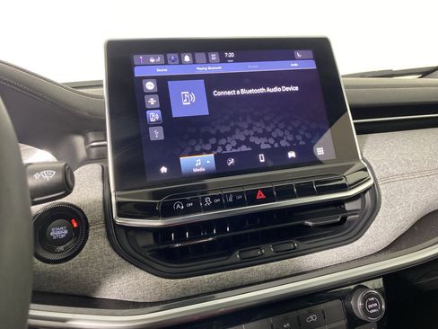 Used 2023 Jeep Compass Latitude AWD/4WD image 2