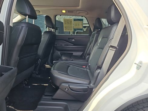 Used 2023 Nissan Pathfinder SL w/ SL Premium Package FWD image 16