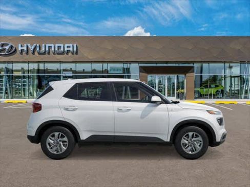 New 2025 Hyundai Venue SE image 7