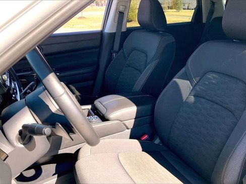 Used 2025 Nissan Pathfinder SV image 9