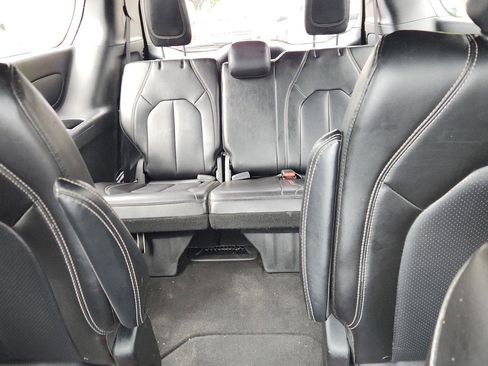 Used 2025 Chrysler Pacifica Select FWD image 18