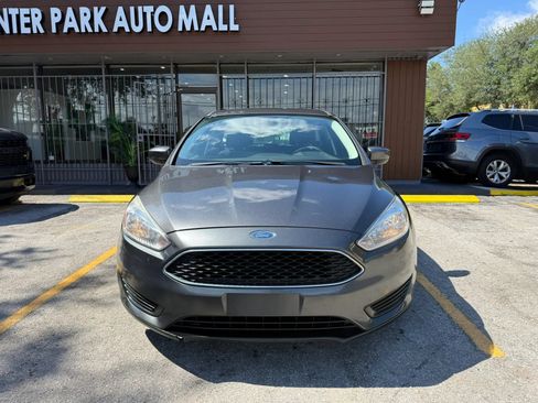 Used 2018 Ford Focus SE FWD image 2