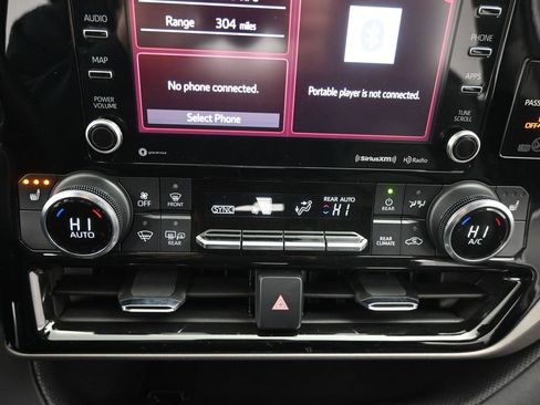 Used 2022 Toyota Highlander XLE image 26