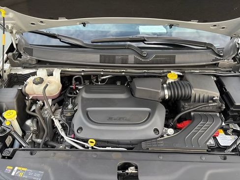 Used 2024 Chrysler Pacifica Touring-L FWD image 28