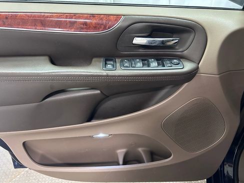 Used 2016 Chrysler Town & Country Touring FWD image 4