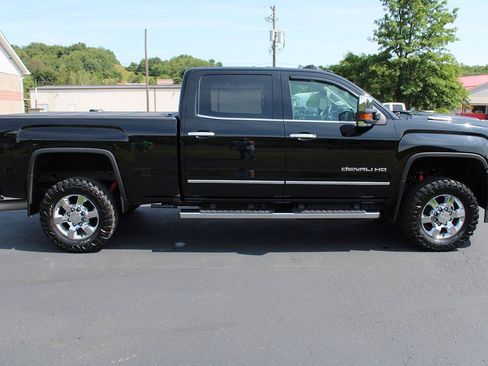 Used 2017 GMC Sierra 2500 Denali w/ Duramax Plus Package AWD/4WD image 7
