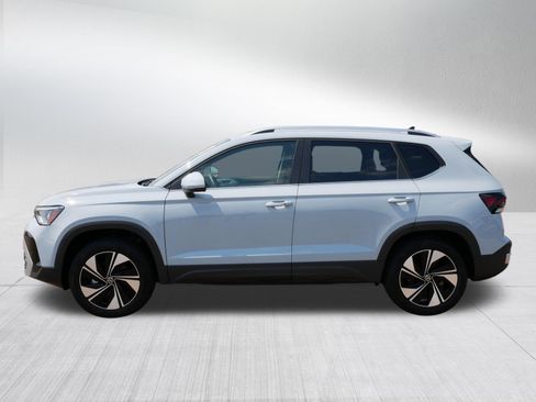 Used 2025 Volkswagen Taos SE w/ Panoramic Sunroof Package AWD/4WD image 4