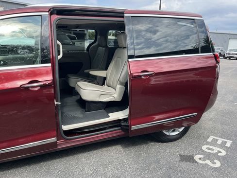 Used 2020 Chrysler Pacifica Limited FWD image 22