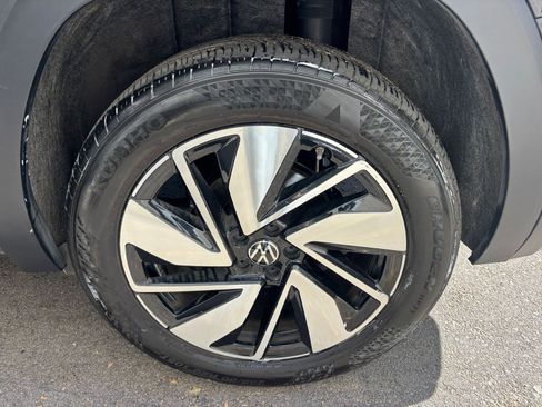 Used 2025 Volkswagen Atlas SE image 30