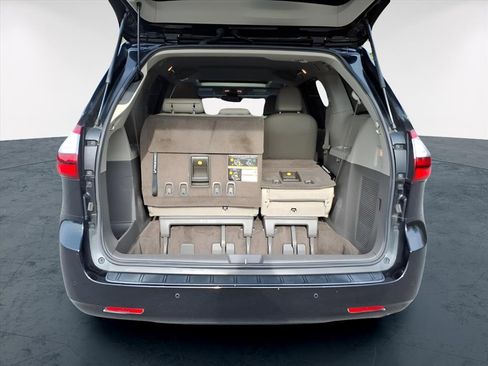 Used 2019 Toyota Sienna XLE image 25