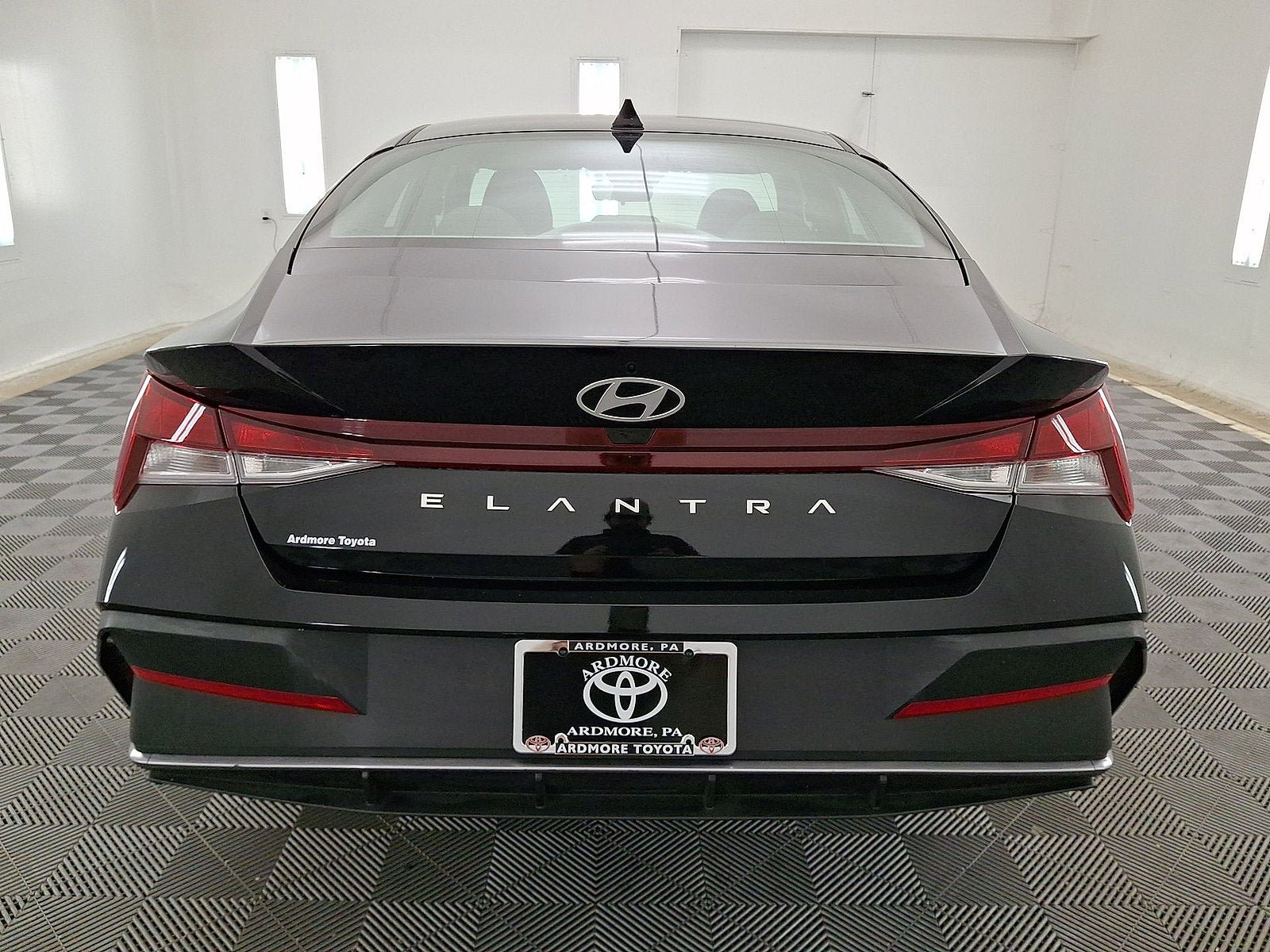 Used 2025 Hyundai Elantra SE w/ Cargo Package FWD image 14