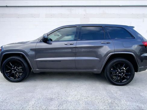 Used 2017 Jeep Grand Cherokee Altitude AWD/4WD image 3