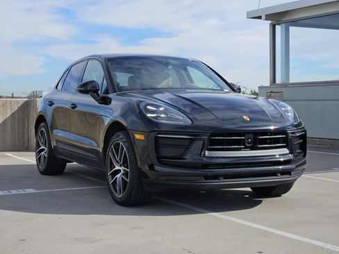 Certified 2025 Porsche Macan image 10