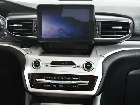 Used 2022 Ford Explorer XLT w/ Equipment Group 202A image 9