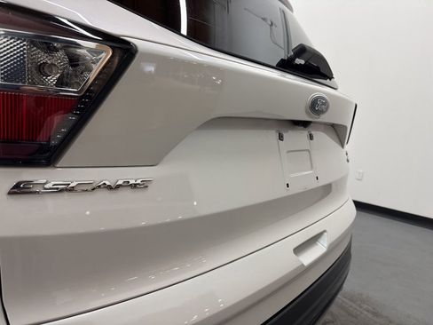Used 2017 Ford Escape SE w/ SE Sport Appearance Package image 11