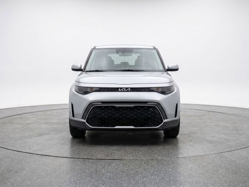 Used 2025 Kia Soul LX w/ LX Technology Package FWD image 2
