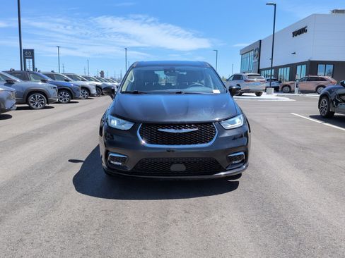 Used 2023 Chrysler Pacifica Touring-L FWD image 1