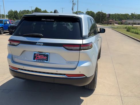 Used 2023 Jeep Grand Cherokee Laredo AWD/4WD image 8
