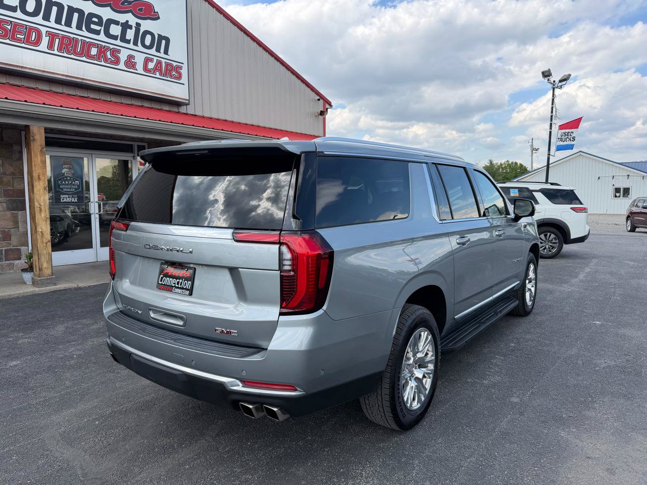 Used 2025 GMC Yukon XL Denali AWD/4WD image 4