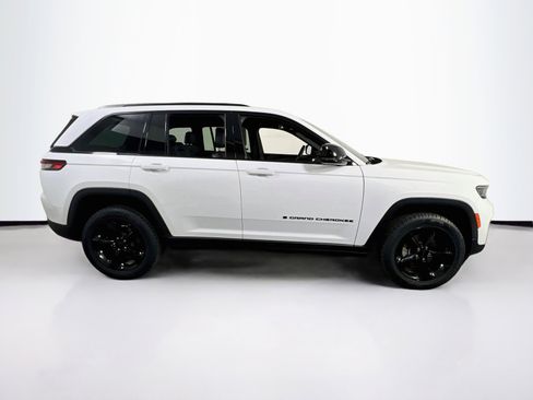 Used 2023 Jeep Grand Cherokee Altitude image 4