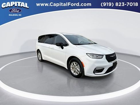 Used 2024 Chrysler Pacifica Touring-L image 2