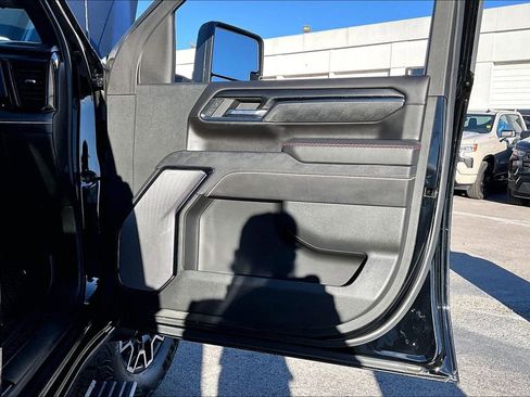 Used 2024 GMC Sierra 2500 AT4X image 28