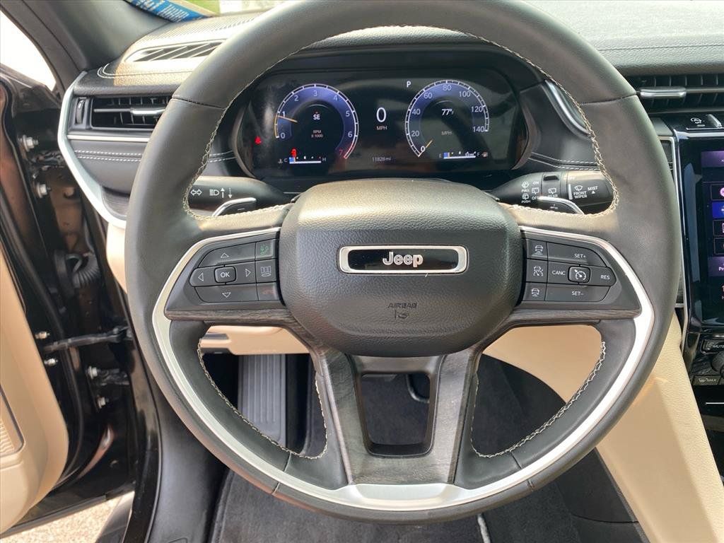 Used 2025 Jeep Grand Cherokee L Limited w/ Black Appearance Package AWD/4WD image 10