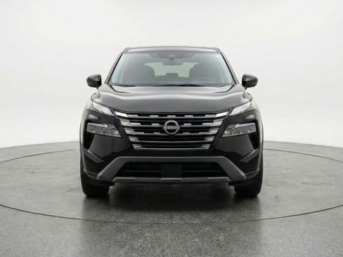Used 2025 Nissan Rogue SV image 2