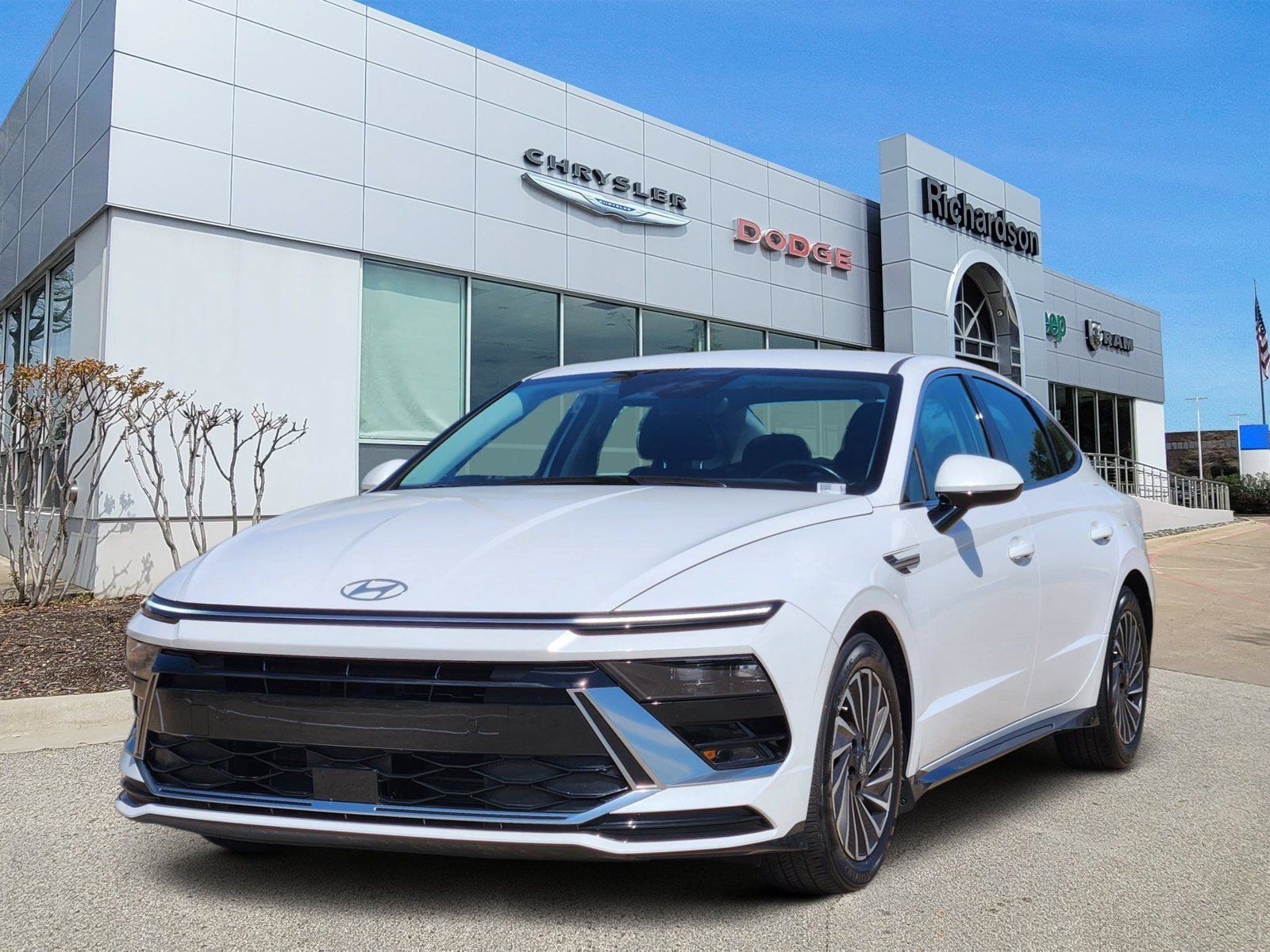 Used 2025 Hyundai Sonata SEL FWD image 2