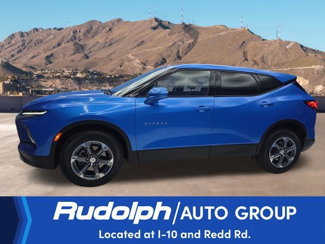 Used 2025 Chevrolet Blazer LT FWD image 2
