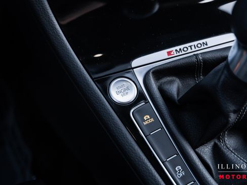 Used 2019 Volkswagen Golf R 4-Door image 25