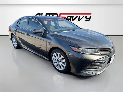 Used 2018 Toyota Camry LE image 1