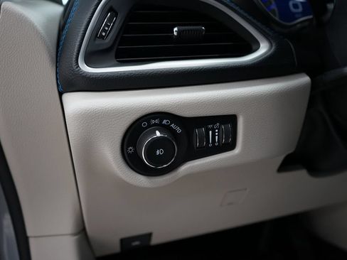 Used 2021 Chrysler Pacifica Touring-L w/ Uconnect Theater Family Group AWD/4WD image 31