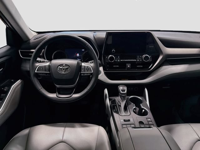 Used 2023 Toyota Highlander XLE AWD/4WD image 18