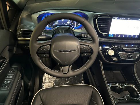 New 2026 Chrysler Pacifica Limited w/ S Appearance Package image 13