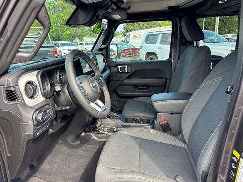 Used 2025 Jeep Wrangler Unlimited Sahara AWD/4WD image 6