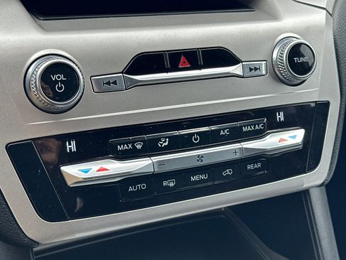 Used 2020 Ford Explorer XLT w/ Equipment Group 202A image 21