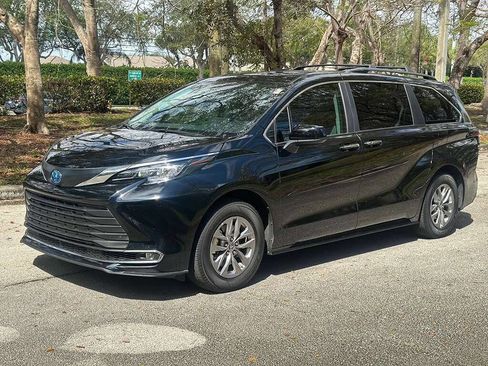 Used 2024 Toyota Sienna XLE image 3