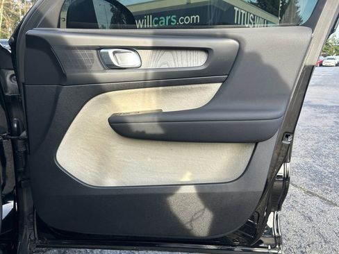 Used 2023 Volvo XC40 B5 Plus image 25