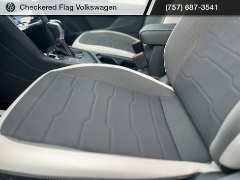 Used 2025 Volkswagen Taos SE image 21