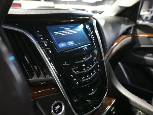 Used 2018 Cadillac Escalade Luxury AWD/4WD image 14