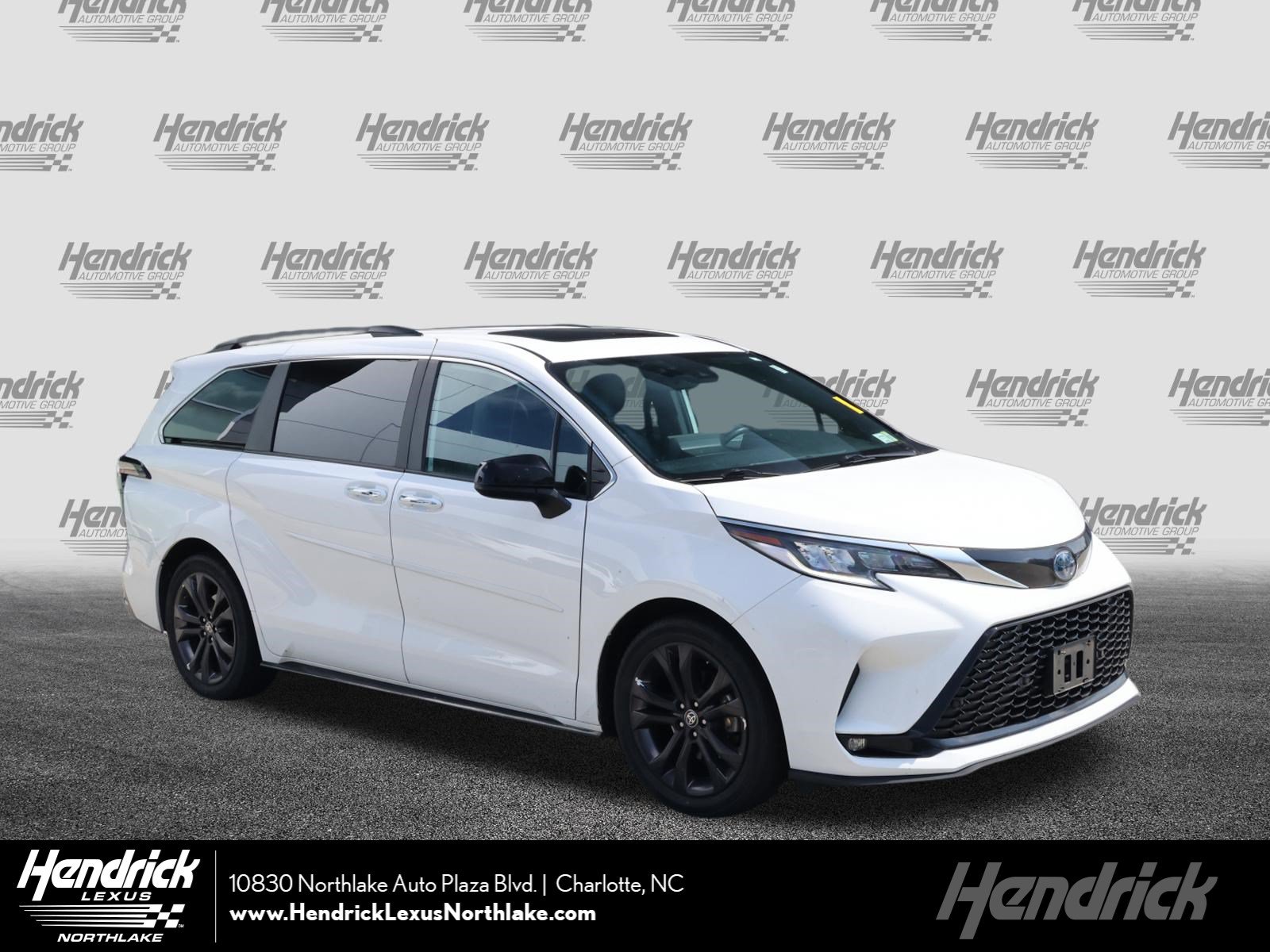 Used 2023 Toyota Sienna XSE w/ XSE Plus Package FWD image 1
