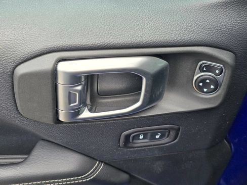 Used 2019 Jeep Wrangler Unlimited Sahara AWD/4WD image 32