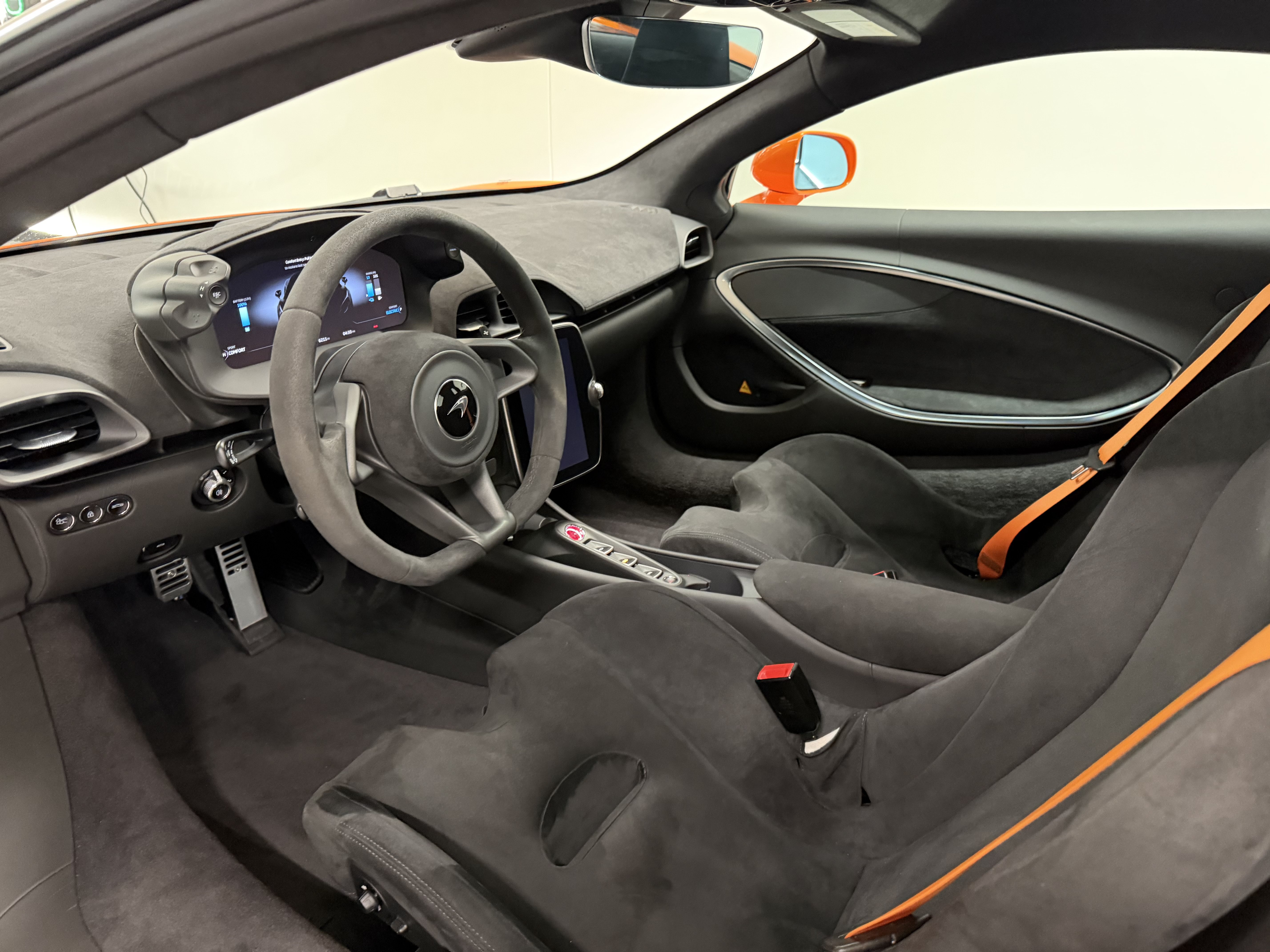 Used 2023 McLaren Artura RWD image 8