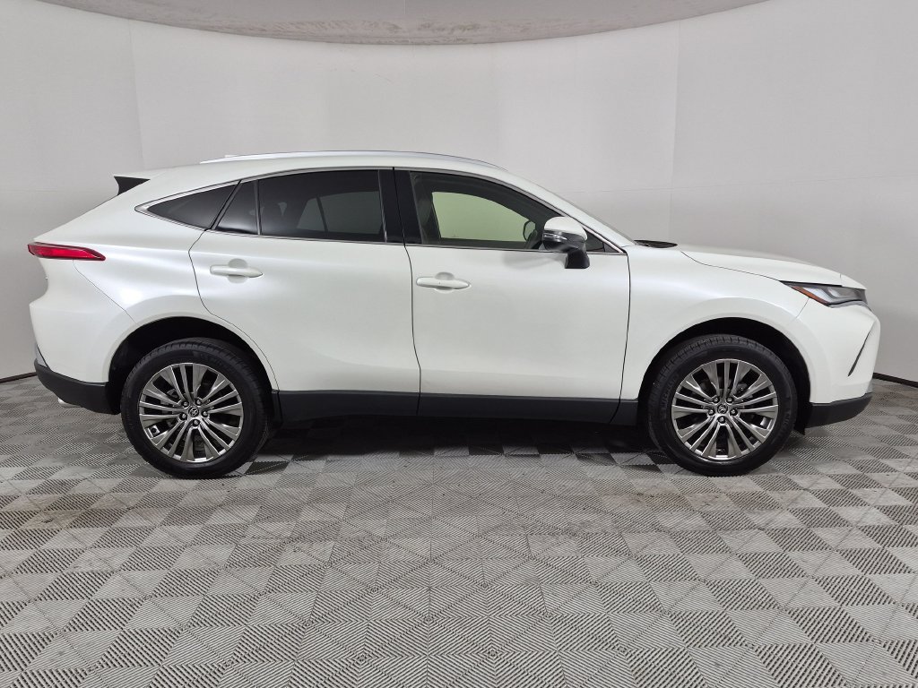 Used 2022 Toyota Venza XLE AWD/4WD image 2