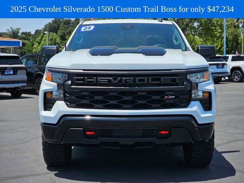 Used 2025 Chevrolet Silverado 1500 Custom Trail Boss w/ LPO, Dark Essentials Package AWD/4WD image 2