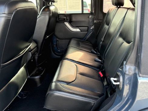 Used 2018 Jeep Wrangler Unlimited Rubicon w/ Connectivity Group image 30