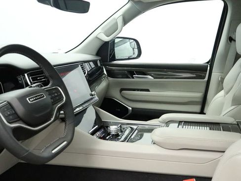 Used 2022 Jeep Wagoneer Series III w/ Premium Group I image 32